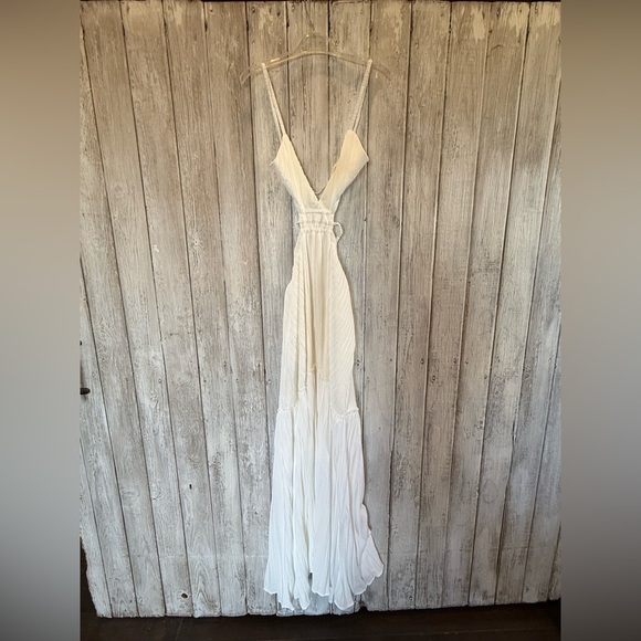 Luxxel Dresses & Skirts - Women’s White V-Neck Maxi Dress with Straps